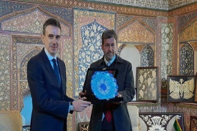 سفیر ا